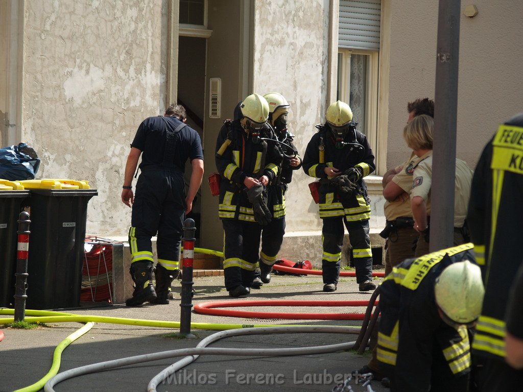 Kellerbrand mit Menschenrettung Koeln Brueck Hovenstr Olpenerstr P119.JPG